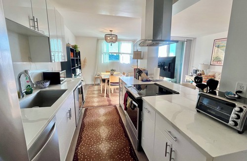 Los Feliz Apartment | Sunny, Furnished Silver Lake 1BR Mid-term rental, WFH ready, Utilities included