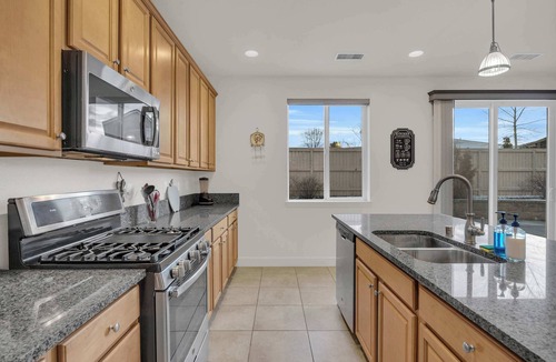 Reno House | Sunny Retreat/2 Kitchens/2 Laundries/70