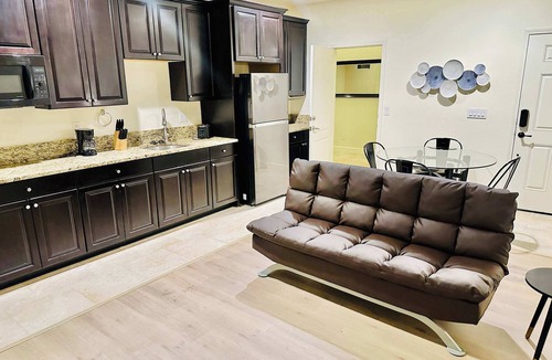 Reno House | Sunny Retreat/2 Kitchens/2 Laundries/90