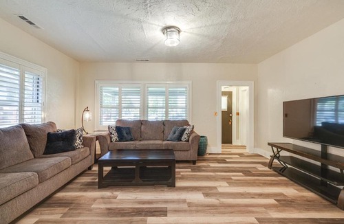 Turlock House | Sunny Turlock Cottage: Walk to Downtown!