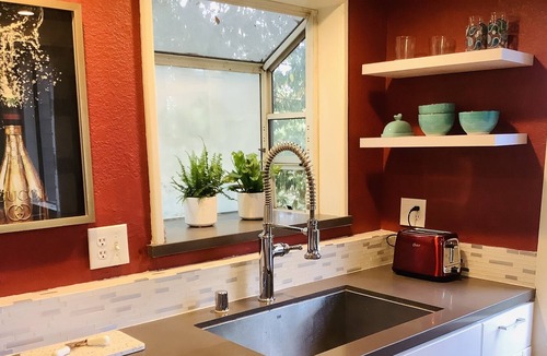 Fairfax House | Sunny Two- Bedroom apartment in Amazing Location