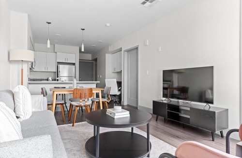 Walnut Creek Apartment | Sunny Walnut Creek 1BR w/Gym, Pool & Spa, walk to BART, by Blueground