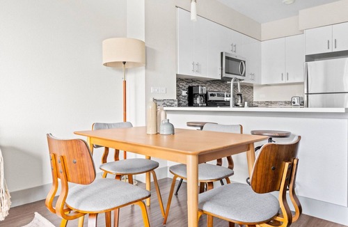 Walnut Creek Apartment | Sunny Walnut Creek 1BR w/Gym, Pool & Spa, walk to BART, by Blueground