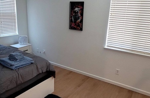 Roosevelt Apartment | Sunnyside Door Room 2