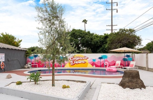 Bixby Knolls House | Sunset Beach Oasis | Pool & 2 Living Areas