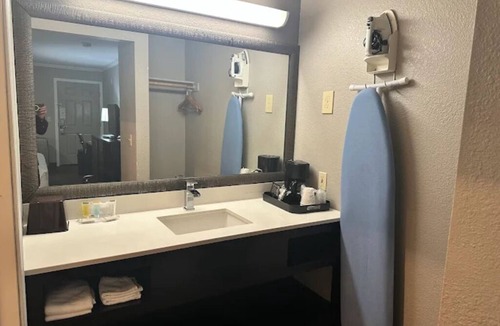 Mountain View Hotel | Super 8 by Wyndham want you to have a Super Time in Mountain View 6 mi to Levi's