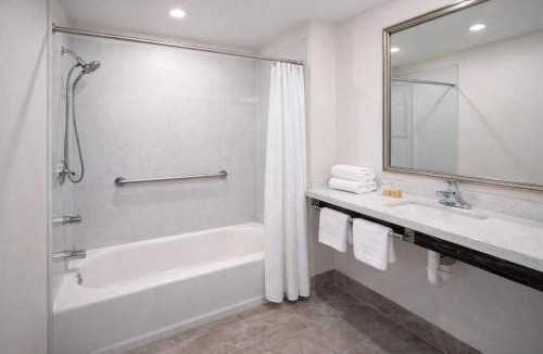 Bakersfield Cabin | Super 8 by Wyndham Bakersfield CA Near Airport