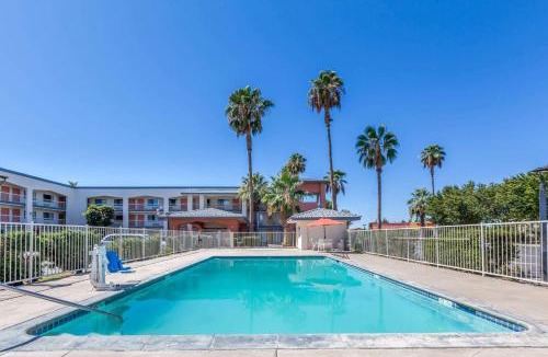 West Park Community Hotel | Super 8 by Wyndham Bakersfield/Central