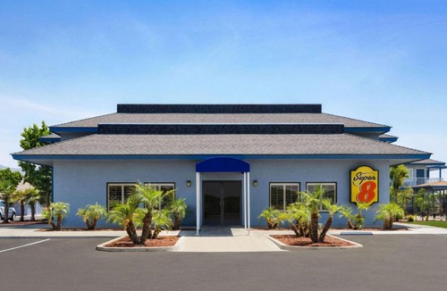 Lindsay Hotel | Super 8 by Wyndham Lindsay Olive Tree
