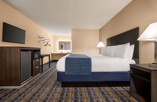 Lindsay Hotel | Super 8 by Wyndham Lindsay Olive Tree