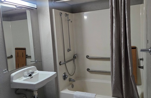 Tracy Hotel | Super 8 by Wyndham Tracy