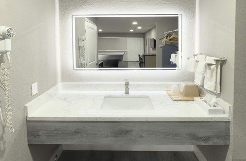 Visalia Hotel | Super 8 by Wyndham Visalia