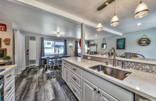Tahoe Paradise House | Super adorable fully updated house -views of the mountains from backyard.