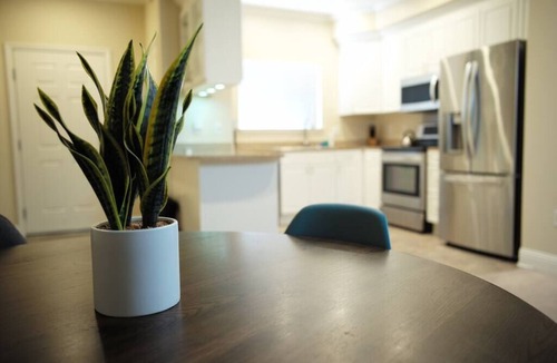 Santa Clara Apartment | SUPER BOWL 7 MINUTES AWAY - LEVI'S STADIUM -Great Location. Lux Complex-TESLA Charging
