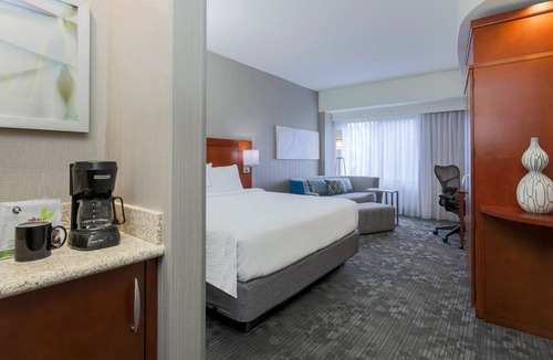 Willow Glen Hotel | Super Bowl Celebration in Campbell. A Brisk 12-mile Drive to Levi's Stadium.