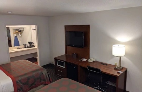 North Whisman Hotel | Super Bowl Stay at Ramada Inn Mountain View. 2 Queens Perfect!