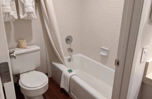 North Whisman Hotel | Super Bowl Stay at Ramada Inn Mountain View. 2 Queens Perfect!