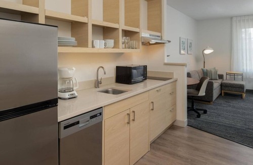 Downtown Hotel | Super Bowl Stay at Town Place Suites Campbell Studio Queen Bed with Kitchen