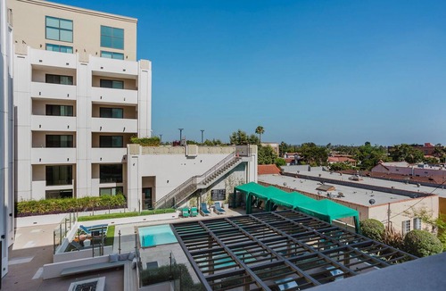 Mid-Wilshire Apartment | Super Mid-Wilshire Studio w/Gym, Pool, Spa & Roof Lounge, by Blueground