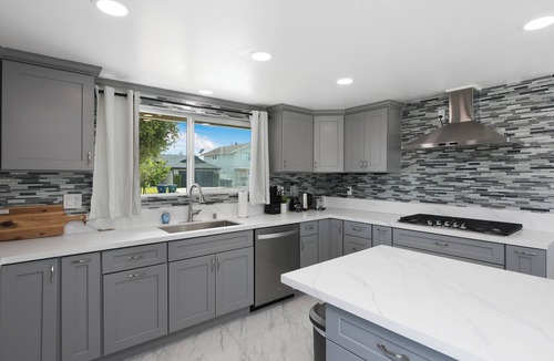 Canoga Park House | Superb 4-bedroom house with AC in Huntington Beach