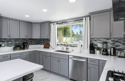 Canoga Park House | Superb 4-bedroom house with AC in Huntington Beach