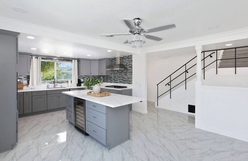 Canoga Park House | Superb 4-bedroom house with AC in Huntington Beach