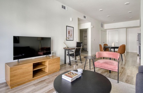 Hayward Apartment | Superb Hayward 1BR w/Heated Pool & On-Site Dining, by Blueground