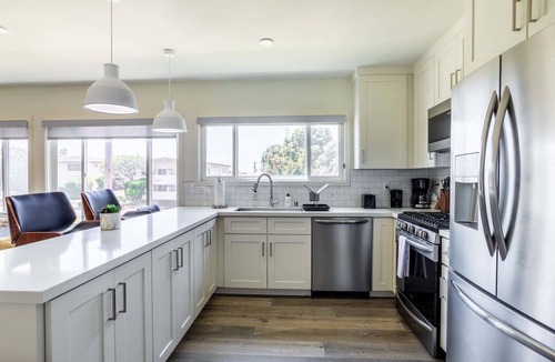 Redondo Beach Apartment | Superb Redondo Beach 2BR, nr Dining & 1 Block to Beach, by Blueground