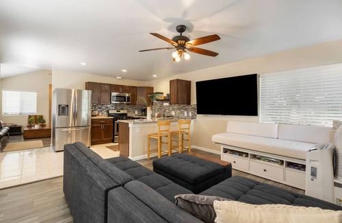 Franklin House | Surfer`s Dreams:5min Drive to Beach with PoolTable