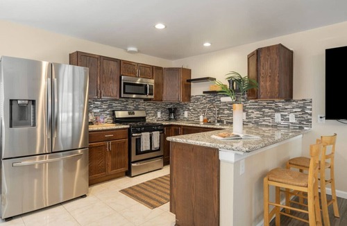 Franklin House | Surfer`s Dreams:5min Drive to Beach with PoolTable