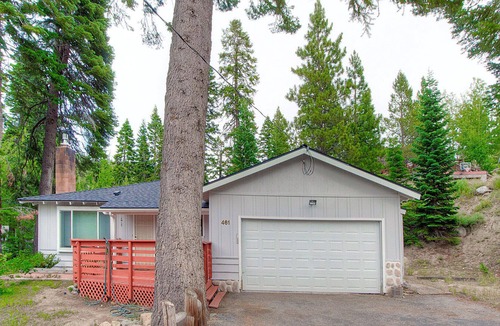 Upper Kingsbury House | Sweet Cabin w/BBQ, Fireplace, Large Deck, Pet Friendly, by Heavenly (NVH0861)
