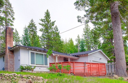 Upper Kingsbury House | Sweet Cabin w/BBQ, Fireplace, Large Deck, Pet Friendly, by Heavenly (NVH0861)