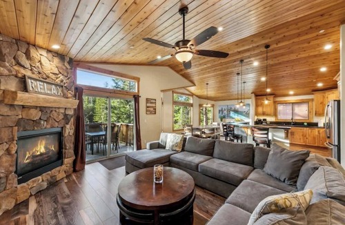 Tahoe Paradise House | Tahoe Adventure Cabin: Hot Tub, Games, Bunks