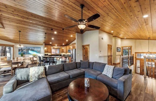 Tahoe Paradise House | Tahoe Adventure Cabin: Hot Tub, Games, Bunks