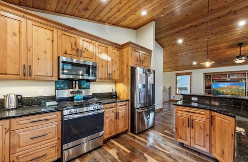 Tahoe Paradise House | Tahoe Adventure Cabin: Hot Tub, Games, Bunks