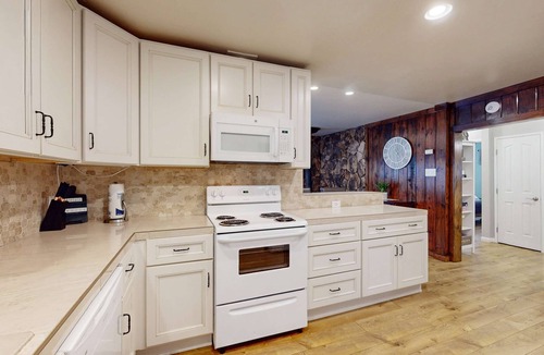 North Upper Truckee House | Tahoe Getaway: Spacious Deck, Fireplace & Family-Friendly