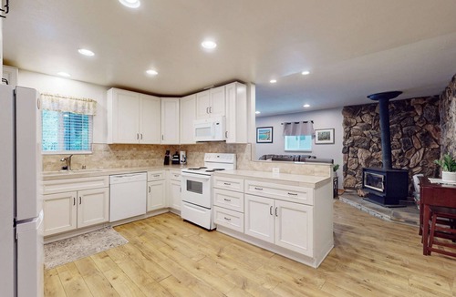 North Upper Truckee House | Tahoe Getaway: Spacious Deck, Fireplace & Family-Friendly