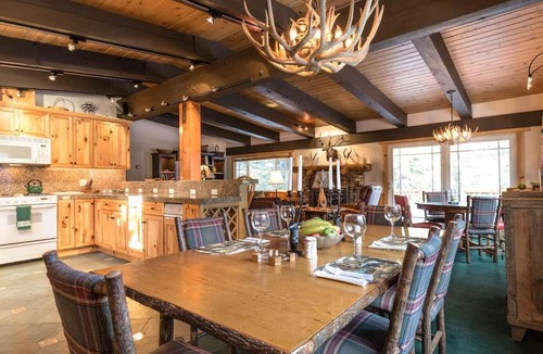 Chamberlands House | Tahoe Group Oasis | 5BR, EV Charger & Fast Wifi