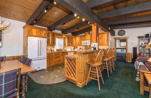 Chamberlands House | Tahoe Group Oasis | 5BR, EV Charger & Fast Wifi