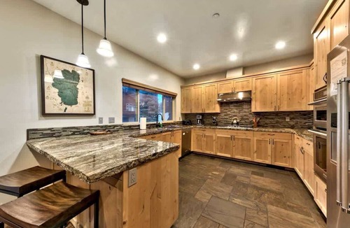 Pioneer Trail Cabin | Tahoe Lodge: Hot Tub, Air Conditioning, BBQ, Bunks