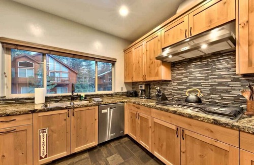 Pioneer Trail Cabin | Tahoe Lodge: Hot Tub, Air Conditioning, BBQ, Bunks