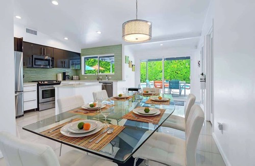 Sunrise Vista Chino House | Teal and Tangerine Retreat - Movie Colony East - 5 mins to downtown, perfect 3 bedroom, 3 bath, Pool, Spa & Casita