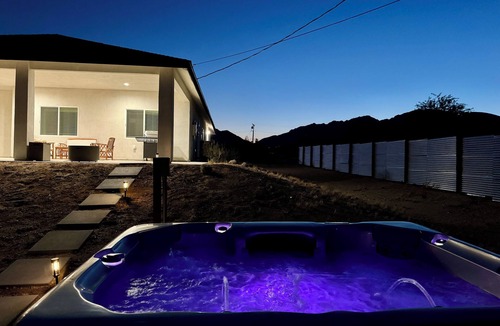 Joshua Tree House | Terra Luna: Tranquil 3 bedroom home - Covered Patio, Spa, Fire Pit, & Hammocks