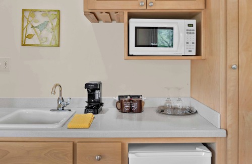 O'Brien Bed & Breakfast | The Acorn Cottage - Private room with a Forest View!
