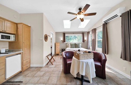 O'Brien Bed & Breakfast | The Acorn Cottage - Private room with a Forest View!