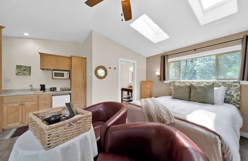 O'Brien Bed & Breakfast | The Acorn Cottage - Private room with a Forest View!