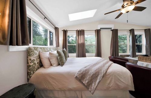 O'Brien Bed & Breakfast | The Acorn Cottage - Private room with a Forest View!