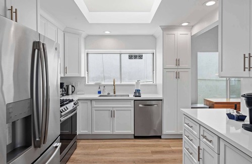 Huntington Beach House | The Americana w/AC, spa, bikes steps to the sand