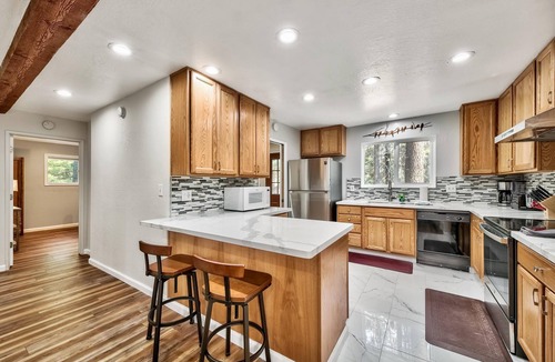 North Upper Truckee Cabin | The Bear's Den: Pet Friendly, Game Room Loft, Bunks, 6 Guests+Extra Kids 5 Years Old and Younger