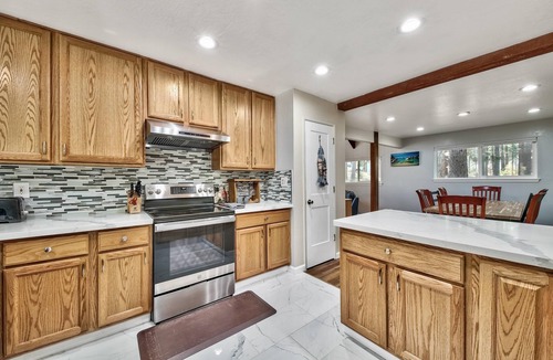 North Upper Truckee Cabin | The Bear's Den: Pet Friendly, Game Room Loft, Bunks, 6 Guests+Extra Kids 5 Years Old and Younger